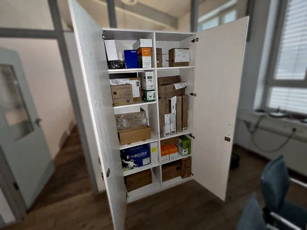 Büroschrank mit Inhalt