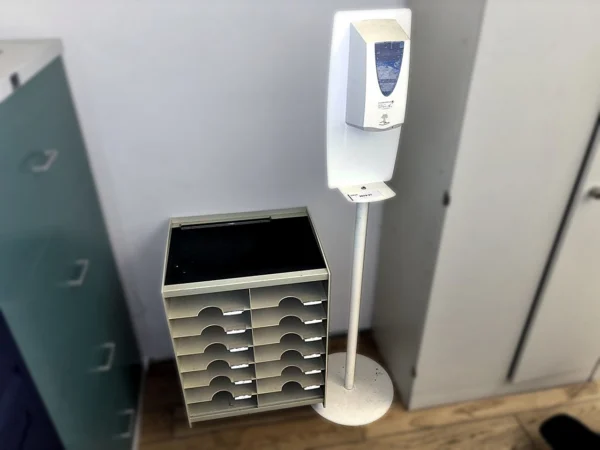 Sortierablage und Handdesinfektionsspender mit Standfuß