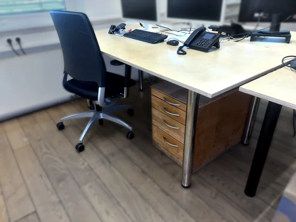 Schreibtisch mit Rollcontainer und Bürodrehstuhl
