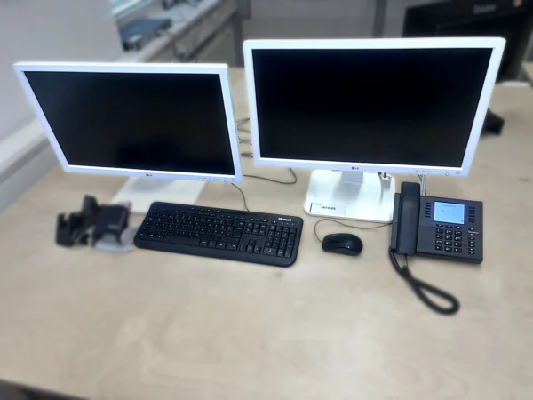 Monitore 2 Stück mit Tastatur, Maus und Telefon
