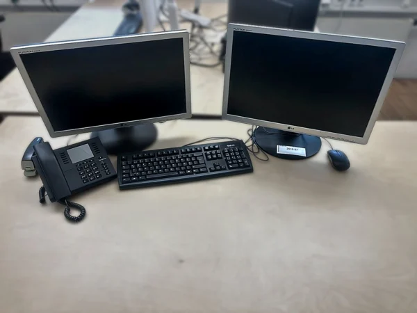 Monitore 2 Stück mit Tastatur, Maus und Telefon