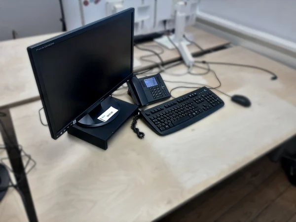 iiyama ProLite E2483HS-B3 Monitor mit Telefon und Tastatur
