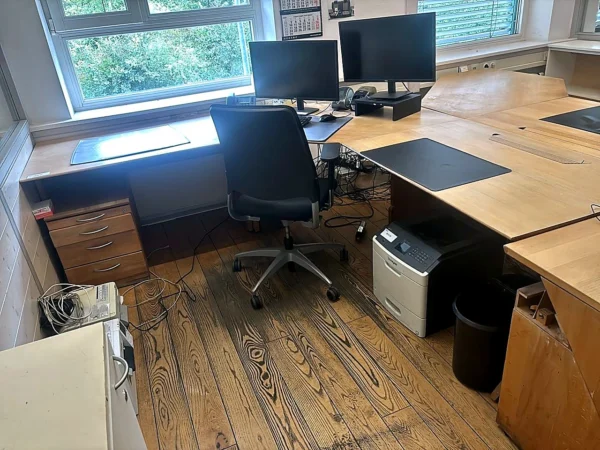 Winkelschreibtisch mit Rollcontainer und Bürodrehstuhl