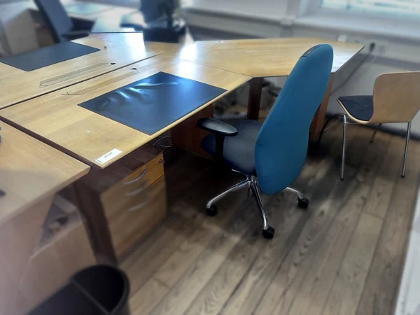 Freiform-Schreibtisch mit Rollcontainer und Bürodrehstuhl