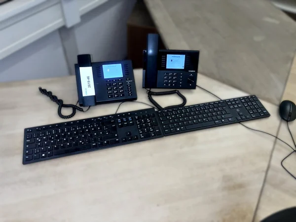 Tischtelefone 2 Stück und Tastaturen 2 Stück