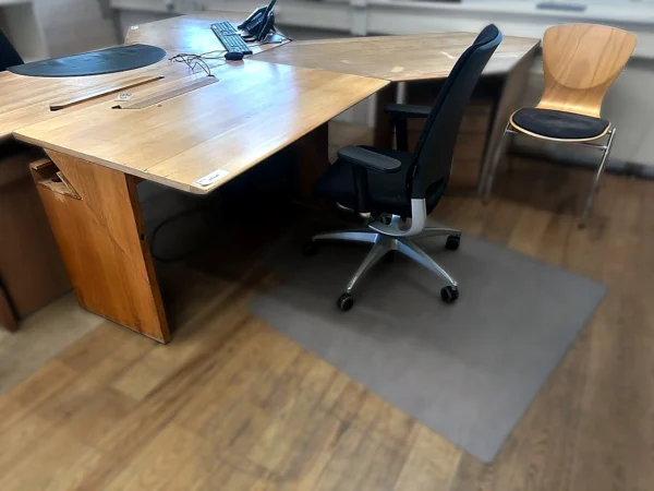 Schreibtisch mit Rollcontainer, Bürodrehstuhl und Besucherstuhl