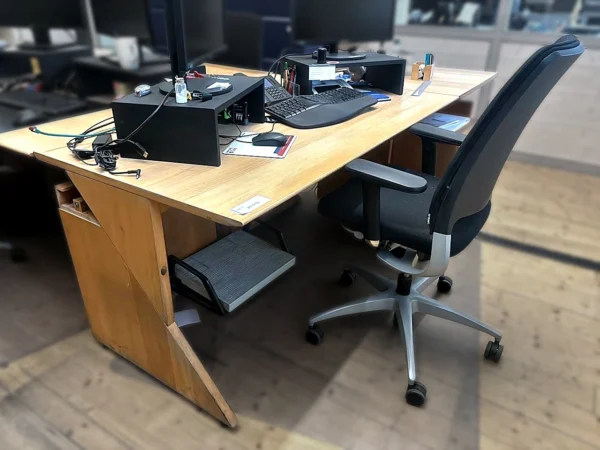 Schreibtisch mit Anbautisch, Rollcontainer und Bürodrehstuhl