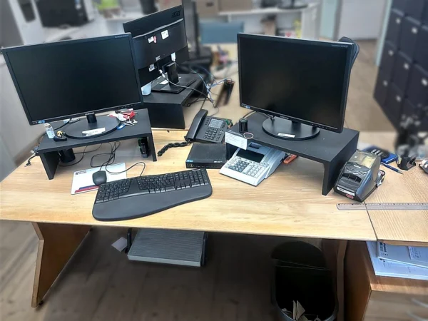 EDV-Arbeitsplatzausstattung mit Monitoren 2 Stück und Etikettendrucker