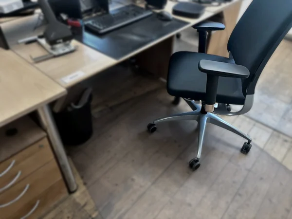 Schreibtisch mit Bürodrehstuhl