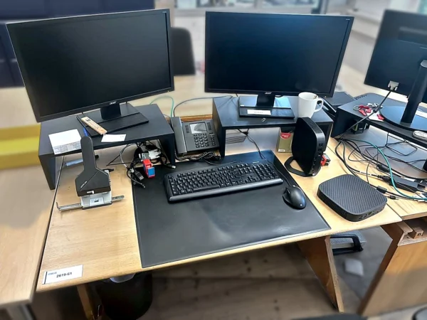 EDV-Arbeitsplatzausstattung mit Monitoren 2 Stück