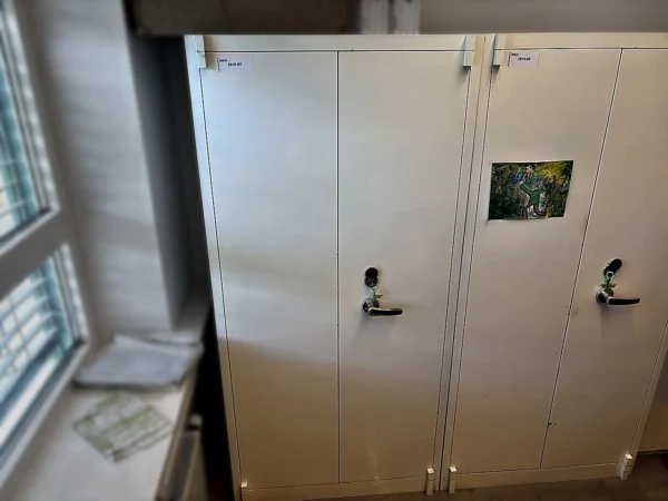 Büroschrank mit Aufsatz ohne Inhalt