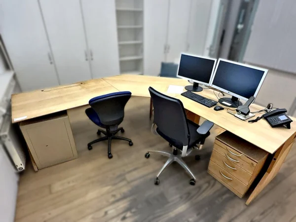 Winkelschreibtisch mit Rollcontainer, Bürodrehstühlen 2 Stück und Freischwinger