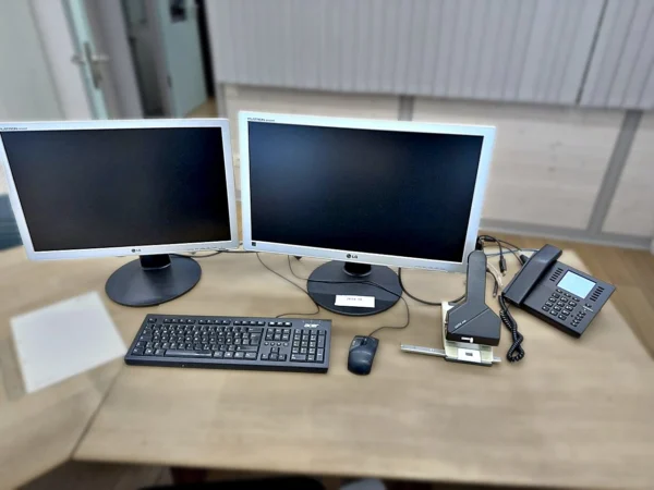 Monitore 2 Stück mit Tastatur, Maus und Telefon