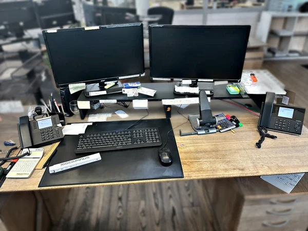 Acer Monitore 2 Stück mit Tastatur, Maus und Tischtelefonen 2 Stück
