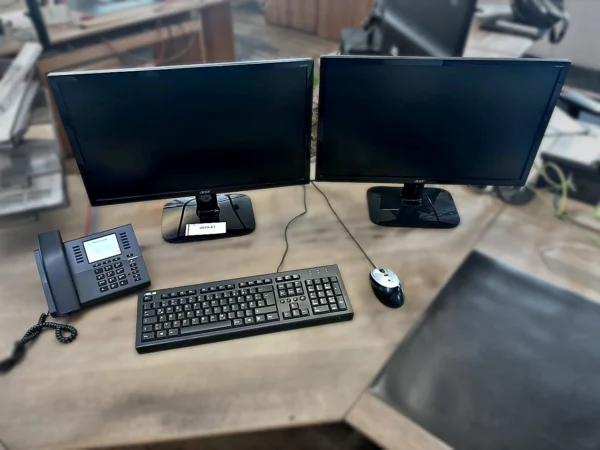 Acer Monitore 2 Stück mit Tastatur, Maus und Tischtelefon