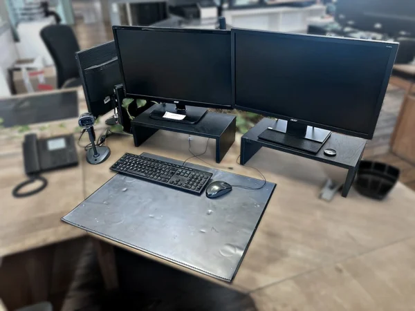 Acer Monitore 2 Stück mit Tastatur, Maus, Tischtelefon und Barcode-Scanner