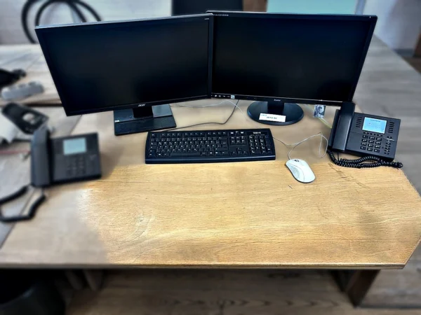 Monitore 2 Stück mit Tastatur und Tischtelefon