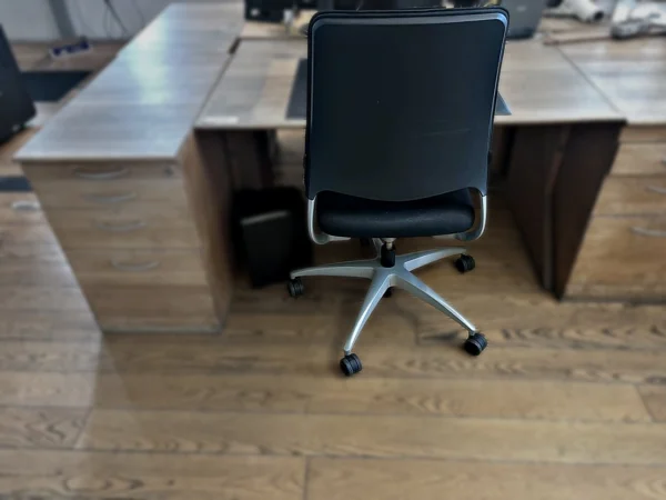 Schreibtisch mit Rollcontainer und Bürodrehstuhl