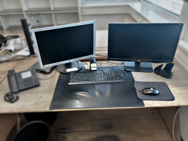 Monitore 2 Stück mit Tastatur und Tischtelefon