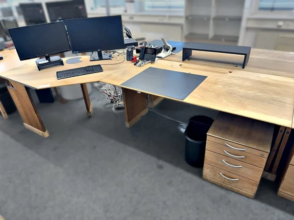 Winkelschreibtisch mit Rollcontainer