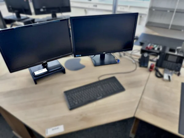 Monitore 2 Stück mit Tastatur und Telefon