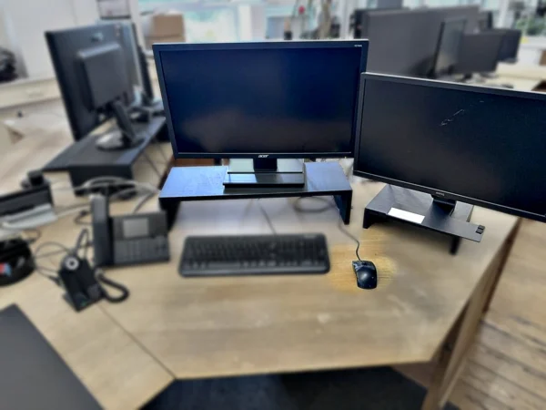 Monitore 2 Stück mit Tastatur, Maus und Telefon