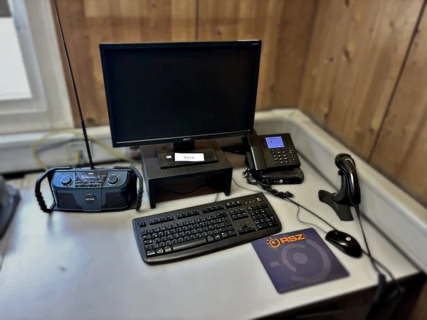 TFT-Monitor, IP-Telefon, Tastatur, Maus und Digitalradio