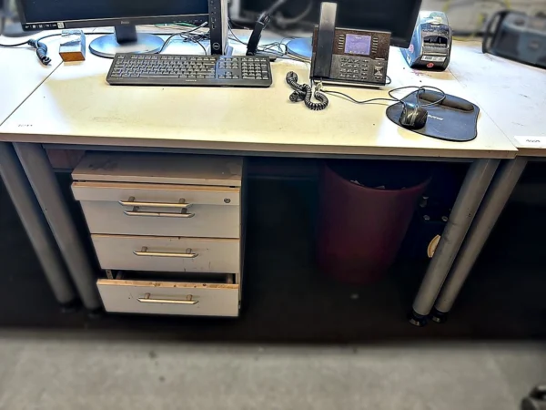 Schreibtisch mit Rollcontainer ohne Inhalt