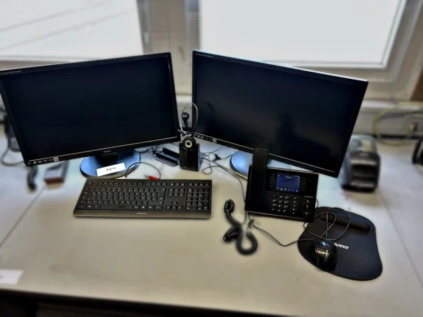 TFT-Monitore 2 Stück, Etikettendrucker, IP-Telefon, Tastatur, Maus und Headset