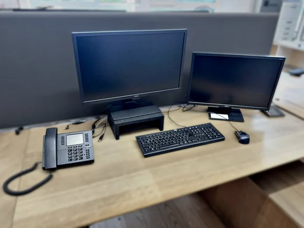 Monitore 2 Stück mit Tastatur, Maus und Tischtelefon
