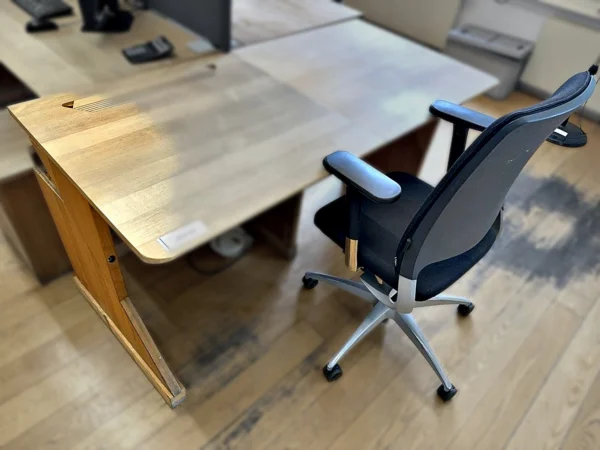 Schreibtisch mit Bürodrehstuhl