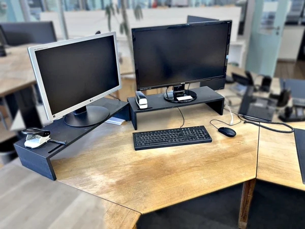 Monitore 2 Stück mit Tastatur, Maus und Tischtelefon