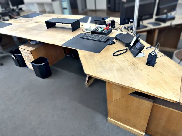 Schreibtisch mit Anbautisch und Schubladencontainern 2 Stück