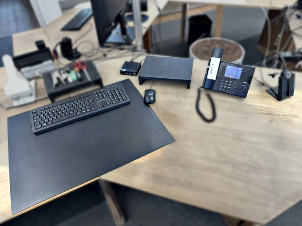 Dell Wyse 3040 Thin Client mit Tastatur, Maus, Tischtelefon und Headset