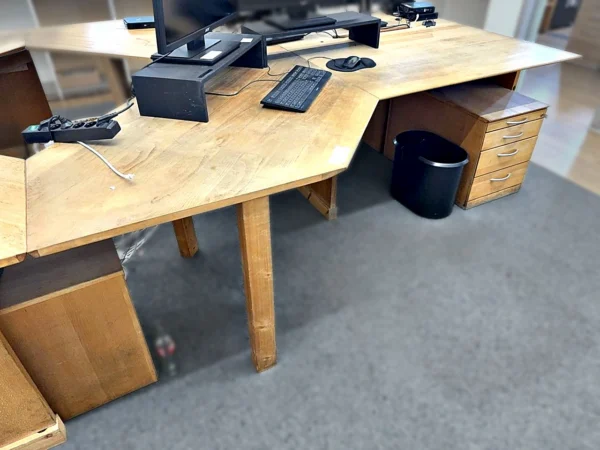 Schreibtisch mit Anbautisch und Schubladencontainer
