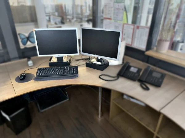 TFT-Monitore 2 Stück mit Tastatur, Maus und Tischtelefonen 2 Stück