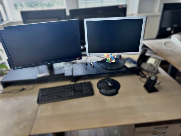 TFT-Monitore 2 Stück mit Tastatur, Maus, Tischtelefon und Headset