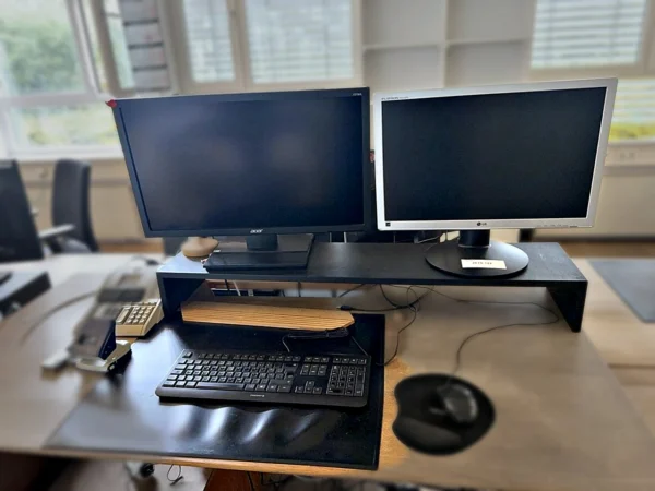 TFT-Monitore 2 Stück mit Tastatur, Maus und Tischrechner