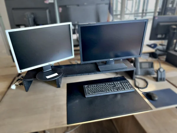 TFT-Monitore 2 Stück mit Tastatur, Maus, Tischtelefon und Headset