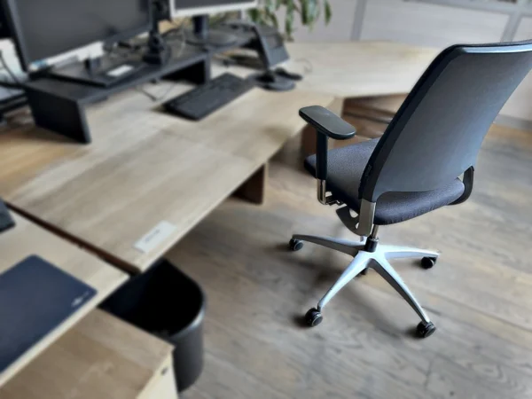 Winkelschreibtisch mit Standcontainer und Bürodrehstuhl