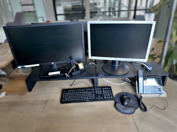 Monitore 2 Stück mit Tastatur, Maus und Tischtelefon