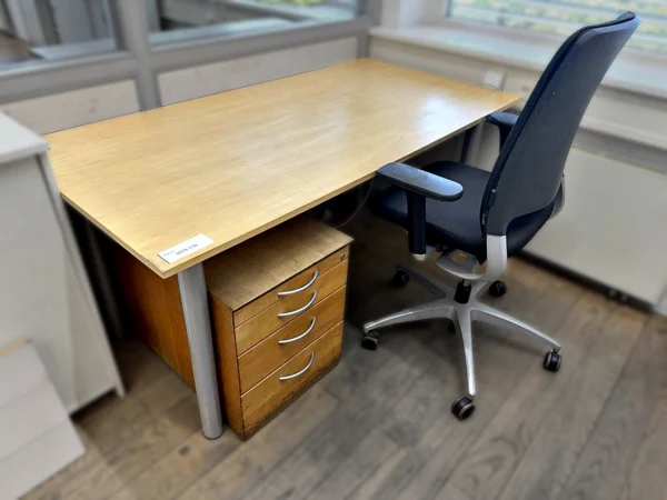Schreibtisch mit Rollcontainer und Bürodrehstuhl