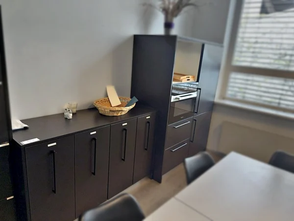 Küchenzeile mit Miele-Einbaudampfgarer mit Inhalt