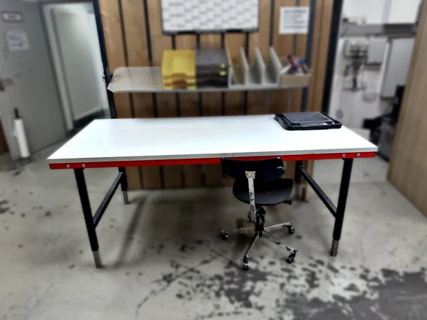 Packtisch mit Aufbau, Paketwaage und Arbeitsdrehstuhl