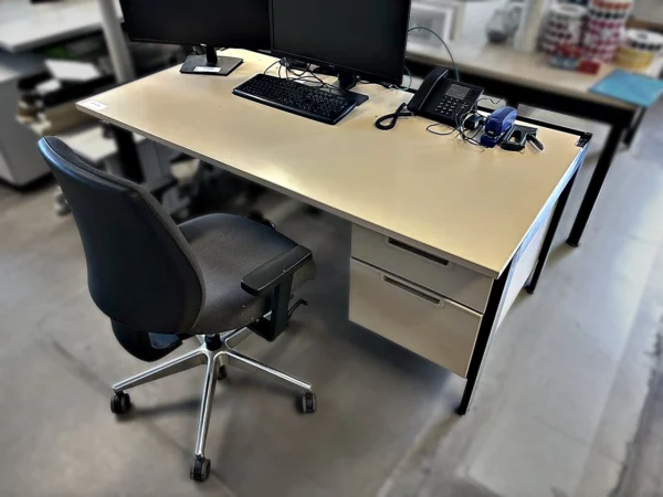 Schreibtisch mit Schubladencontainer und Bürodrehstuhl ohne Inhalt