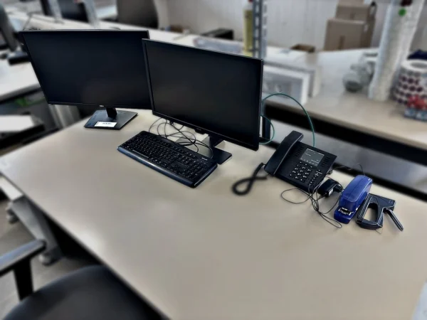 Monitore 2 Stück mit Tastatur, Tischtelefon und Handtacker