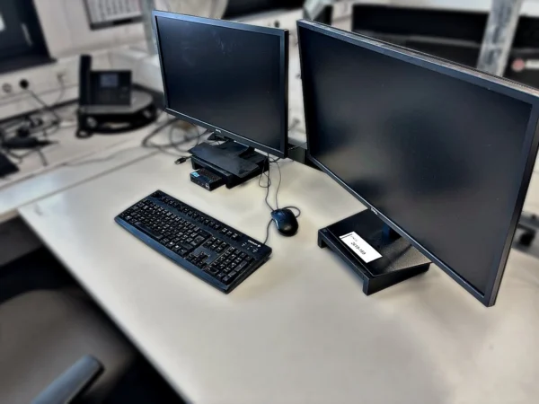 Bildschirme 2 Stück mit Tastatur, Maus, Dockingstation und Tischtelefon