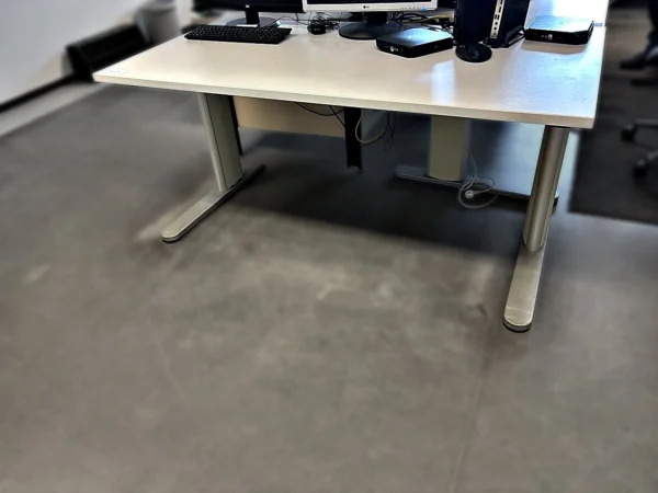 Schreibtisch