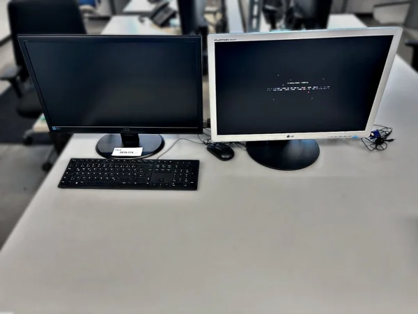 Bildschirme 2 Stück mit Tastatur und Maus