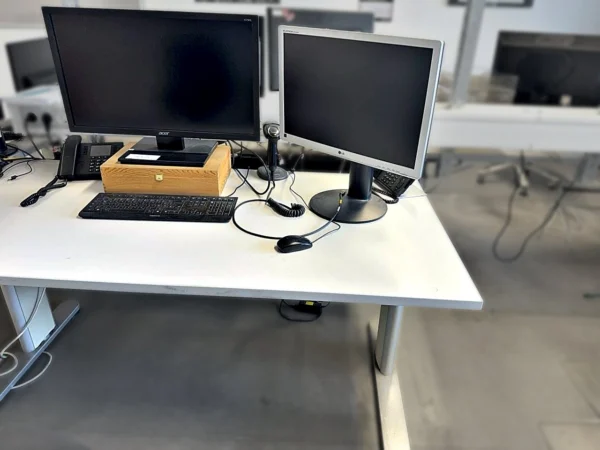 TFT-Monitore 2 Stück mit Tastatur, Maus und Tischtelefon